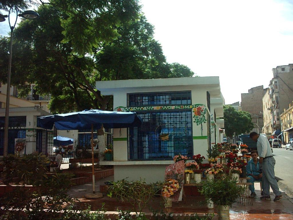 VOYAGE DU 22 29 04 2006 700 la ville place hoche et son kiosque.jpg